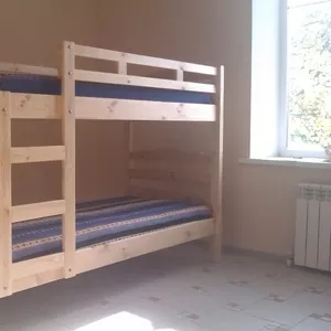 Кровать двухъярусная с матрасами.